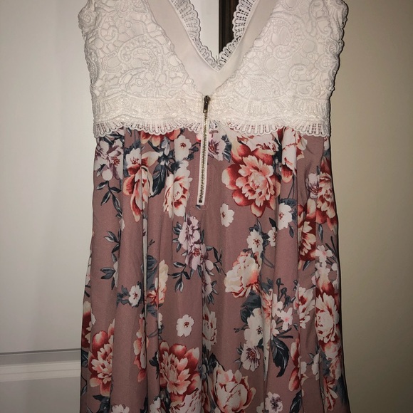 Lace and flower dress with gold hardware✨🌸🌺🌼 - Picture 2 of 6